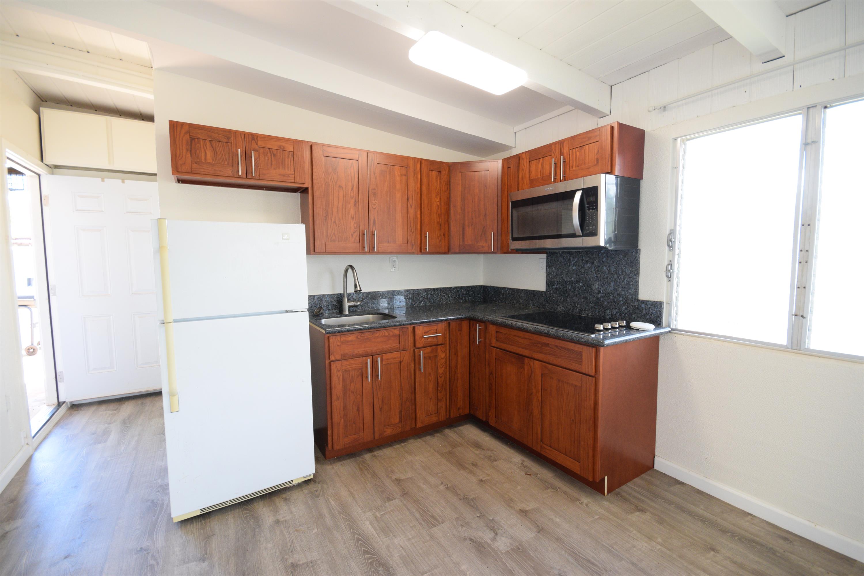 1372 Hooli Circle - studio